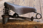 Sattel, Herren, Gummi rotbraun, Gestell schwarz lackiert/verzinkt, WW2, 40er J., gebr. 