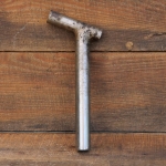 Winkelsattelstütze, T-Form, Durchmesser: ca. 23,8 mm, Schaftlänge: ca 180 mm, vernickelt, orig. um 1900, gebr. 