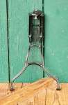 Zweibeinständer für Fahrrad und Moped, Gußeisen, 1910er-30er J., schwarz, gebr. 
