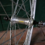 Vorderrad, 26 Zoll (559mm), 90er J., MACO Alu-Felge für Drahtreifen, SHIMANO Altus-Nabe, NOS 