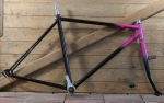 Fahrradrahmen/Frameset Herrenausführung für Tourenrad, 28 Zoll, 80er J., schwarz/pink, NOS 