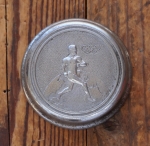 Klingeldeckel Motiv "Olympia-Läufer", orig. 1930er-50er J., verchromt, gebr. 