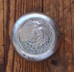 Klingeldeckel Motiv "Radler/Halbrenner", orig. Ende 1920er/30er J., Glockenbronze verchromt, gebr. 