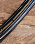 Felge, 28 Zoll (622mm), für Drahtbereifung, Stahl schwarz, Linien gold/weiß, 30er-50er J., NOS 