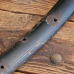 Fahrrad-Wulstfelge 28 Zoll Außendurchmesser ca. 645 mm, 10er-30er J., schwarz, Linien gold, gebr. 