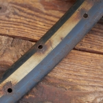 Fahrrad-Wulstfelge 28 Zoll Außendurchmesser ca. 645 mm, 20er/30er J., schwarz, Linien blau/weiß, gebr. 