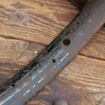 Fahrrad-Wulstfelge 28 Zoll Außendurchmesser ca. 645 mm, 10er-30er J., schwarz, Linien blau/weiß, gebr. 