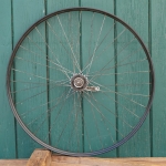 Hinterrad 28 Zoll (622) für Drahtbereifung, Bj. 1954, schwarz, Linien silber/weiß, Torpedo-Nabe, gebr. 