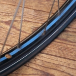 Vorderrad 28 Zoll (622), für Drahtbereifung, 1930er-50er J., schwarz, Linien blau/weiß, WECO-Nabe vernickelt, gebr. 