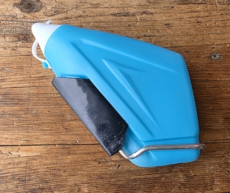 Trinkflasche "AERO", incl. Halter, flache aerodynamische Form, blau, Kunststoff, orig. Altbestand. Ein Highlight aus der Aerodynamic-Ära der frühen 80 