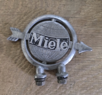 Schutzblechfigur MIELE, Alu Druckguss, orig. Altbestand 50er Jahre, Zustand gebraucht, unbeschädigt, ähnl. Abb. 