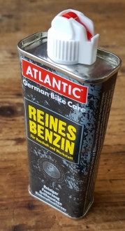 Feuerzeugbenzin / Waschbenzin "Atlantic", unverzichtbar in der Zweiradwerkstatt zum reinigen, Gummigriffe aufziehen etc. 