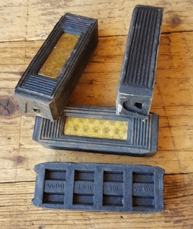 Pedalgummi für Blockpedalen m. Echtglas Strahlern, orig. 50er Jahre,  L: ca. 90 mm, ca. 24 x 31 mm, 4 Stck. Satz  