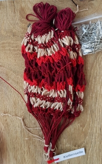 Rocknetz gem. Foto, klassische Ausführung,  passend für 26"-28" Räder der 20-60er Jahre. - weinrot/sandbeige /rot 