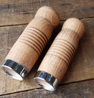 Holzgriffe, genutet, hellbraun gebeizt, mit Dübelklemmung, 25mm, 100mm lang, mit Metallzwinge. Sehr hochwertig. 