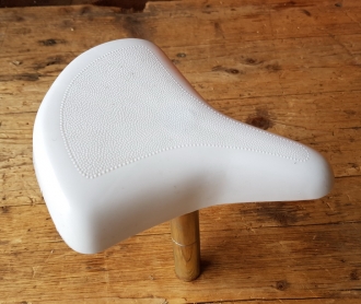 Kindersattel, Kunststoff weiss, incl. 22 mm Sattelstütze, ideal für kleine Kinderräder, Dreiräder etc., orig. alte Neuware !   