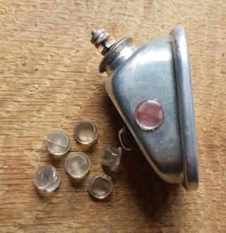 Rücklicht - Seitenauge, ältere Neuware, passend für viele Rücklichttypen, kann einfach eingesteckt und ggf. verklebt werden. 