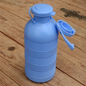 Trinkflasche, ohne Aufdruck, blau, mit Brause,  Kunststoff, orig. Altbestand, NOS 