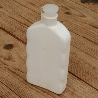 Trinkflasche "ATOX", f. Trikottasche, flache Form, weiß, Kunststoff, orig. Altbestand 