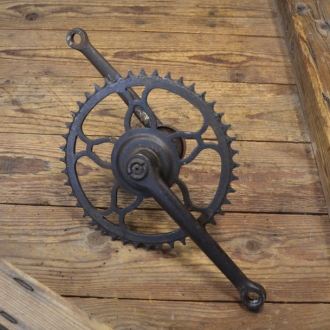 Tretlager Glockenausführung, 30er Jahre, Kurbellänge 165 mm, Achslänge 135 mm.  