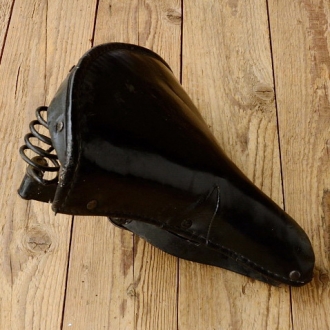 Sattel NOS, Ausführung Leder schwarz, Länge 28 cm, Breite 24 cm, 30er/40er Jahre 