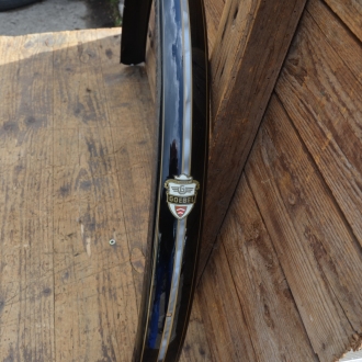 Schutzblech hinten 28", Herrenausführung, Linierung 21a mit Aufkleber "Goebel" (entfernbar) Alte Neuware mit Patina 