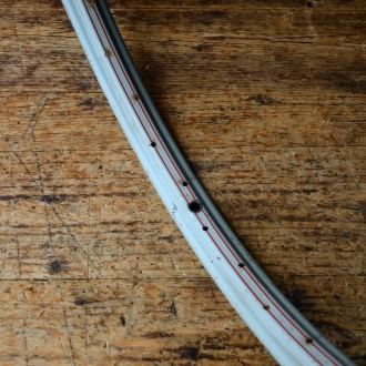 Felge 26 x 2,00, (2-22) rot liniert, Breite 39 mm, Bohrdurchmesser 4,4 mm      