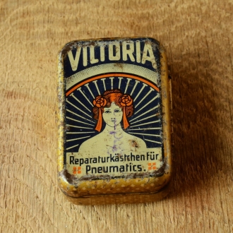Flickzeug Blechdose "VICTORIA" orig. 20er Jahre, 67 x 45 x 21 mm, ohne Inhalt 