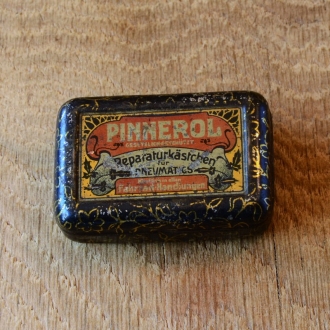 Flickzeug Blechdose "PINNEROL" orig. 20er Jahre, 58 x 39 x 19 mm, ohne Inhalt  