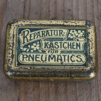 Flickzeug Blechdose "FÜR PNEUMATICS" orig. 20 er Jahre, 59 x 40 x 18 mm, ohne Inhalt 