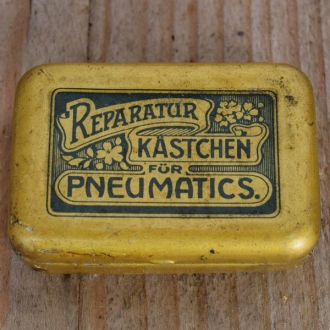 Flickzeug Blechdose "FÜR PNEUMATICS" orig. 20 er Jahre, 58 x 39 x 18 mm, ohne Inhalt 