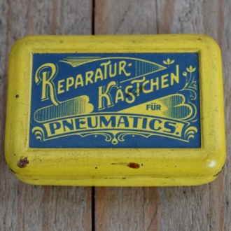 Flickzeug Blechdose "FÜR PNEUMATICS" orig. 20 er Jahre, 59 x 40 x 17 mm, ohne Inhalt 