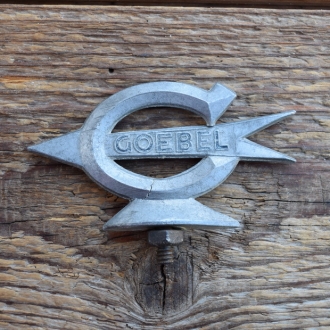 Schutzblechfigur GEOBEL, Alu Druckguss, orig. Altbestand 30-50er Jahre, Zustand siehe Bild 