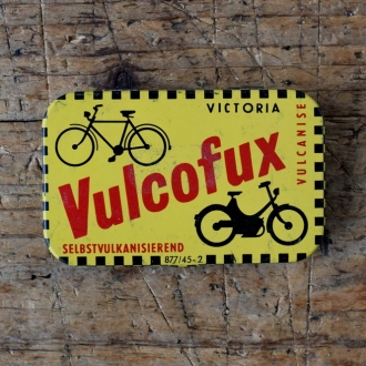 Flickzeug Blechdose "VICTORIA VULCOFUX" orig. 50er Jahre, 78 x 48 x 15 mm, ohne Inhalt 