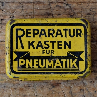 Flickzeug Blechdose "FÜR PNEUMATIK" orig. 30er Jahre, 83 x 61 x 22 mm, ohne Inhalt 
