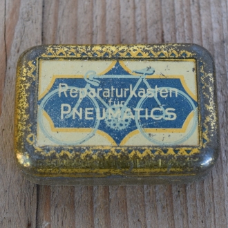 Flickzeug Blechdose "FÜR PNEUMATICS" orig. 20 er Jahre, 67 x 45 x 23 mm, ohne Inhalt 