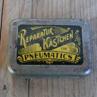 Flickzeug Blechdose "FÜR PNEUMATICS" orig. 20 er Jahre, 82 x 59 x 22 mm, ohne Inhalt 