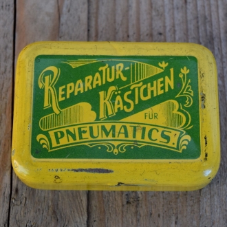 Flickzeug Blechdose "FÜR PNEUMATICS" orig. 20 er Jahre, 82 x 59 x 24 mm, ohne Inhalt 