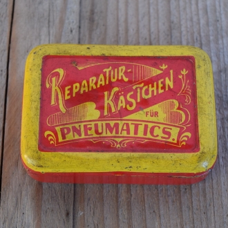 Flickzeug Blechdose "FÜR PNEUMATICS" orig. 30 er Jahre, 81 x 57 x 24 mm, ohne Inhalt 