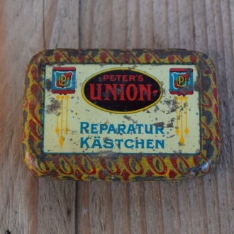 Flickzeug Blechdose "PETER`S UNION" orig. 20 er Jahre, 68 x 46 x 22 mm, ohne Inhalt 