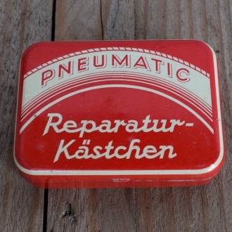 Flickzeug Blechdose "FÜR PNEUMATIC" orig. 30 er Jahre, 70 x 50 x 21 mm, ohne Inhalt 