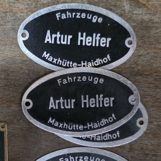 Händlerschild HELFER, 30-60er Jahre, 50 x 30 mm, Lochabstand 45 mm, original aus Sammlungsbestand 