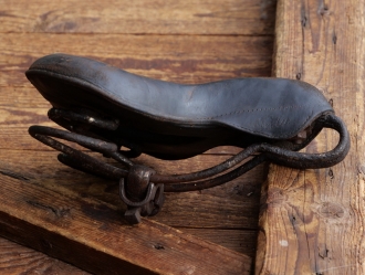 Sattel VESTA, Damenform für Tourenrad, Polstersattel, Leder, braun, Gestell vernickelt, original um 1900, gebr. 