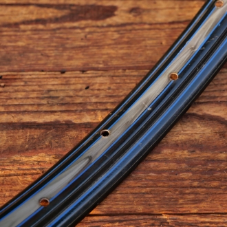 Felge, 28 Zoll (622), schwarz, Linien blau/Mitte weiß geflammt, für WANDERER, 30er-50er J., NOS 