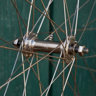 Vorderrad mit Holzfelge für Drahtbereifung 28 Zoll (622), 20er J., Nabe vernickelt, restauriert 