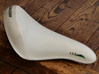Sattel RALEIGH Modell Uno, für Sportrad, Kunststoff weiß, original 80er J., NOS 