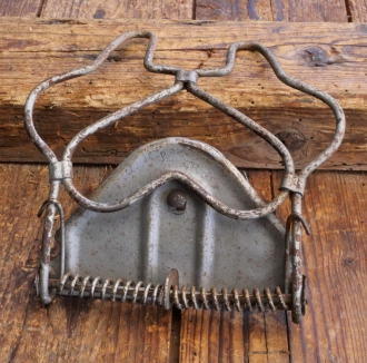 Gepäckträger/Mantelhalter, orig. 10er-30er Jahre, silber lackiert, ca. 16cm x 15cm, NOS 