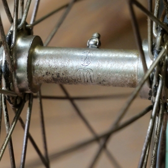 Vorderrad für Wulstbereifung 28 Zoll, 1920er J., Felge schwarz, Linien grün/gold, MEISTER-Nabe vernickelt, gebr. 