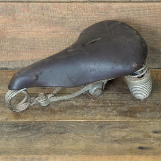 Sattel, Herren, Leder braun, Gestell überstrichen, original 1930er J., gebr. 