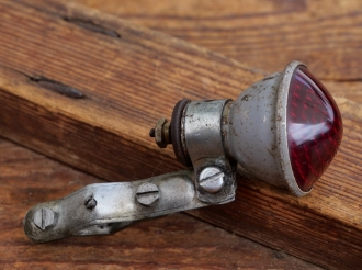Rücklicht Strebenmontage, orig. 30er Jahre, Echtglas, Domlinse, verzinkt/grau lackiert, gebr. 
